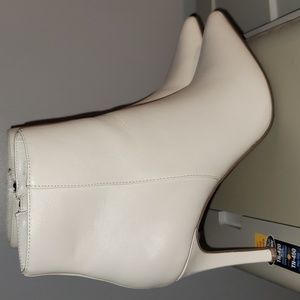 Size 8, White Boots